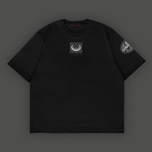 Camiseta negra con logo central y manga