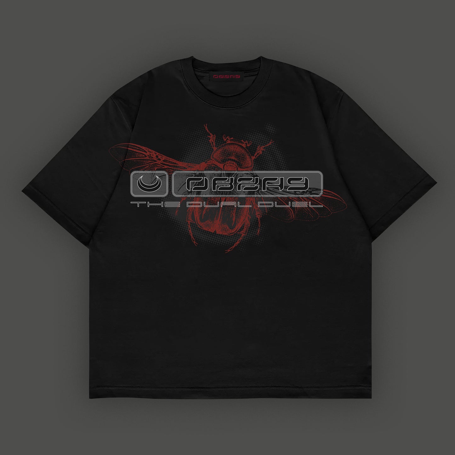 Camiseta negra con diseño de escarabajo rojo