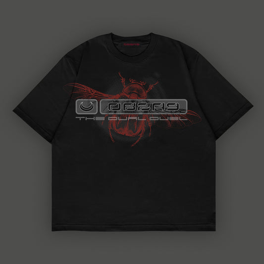 Camiseta negra con diseño de escarabajo rojo