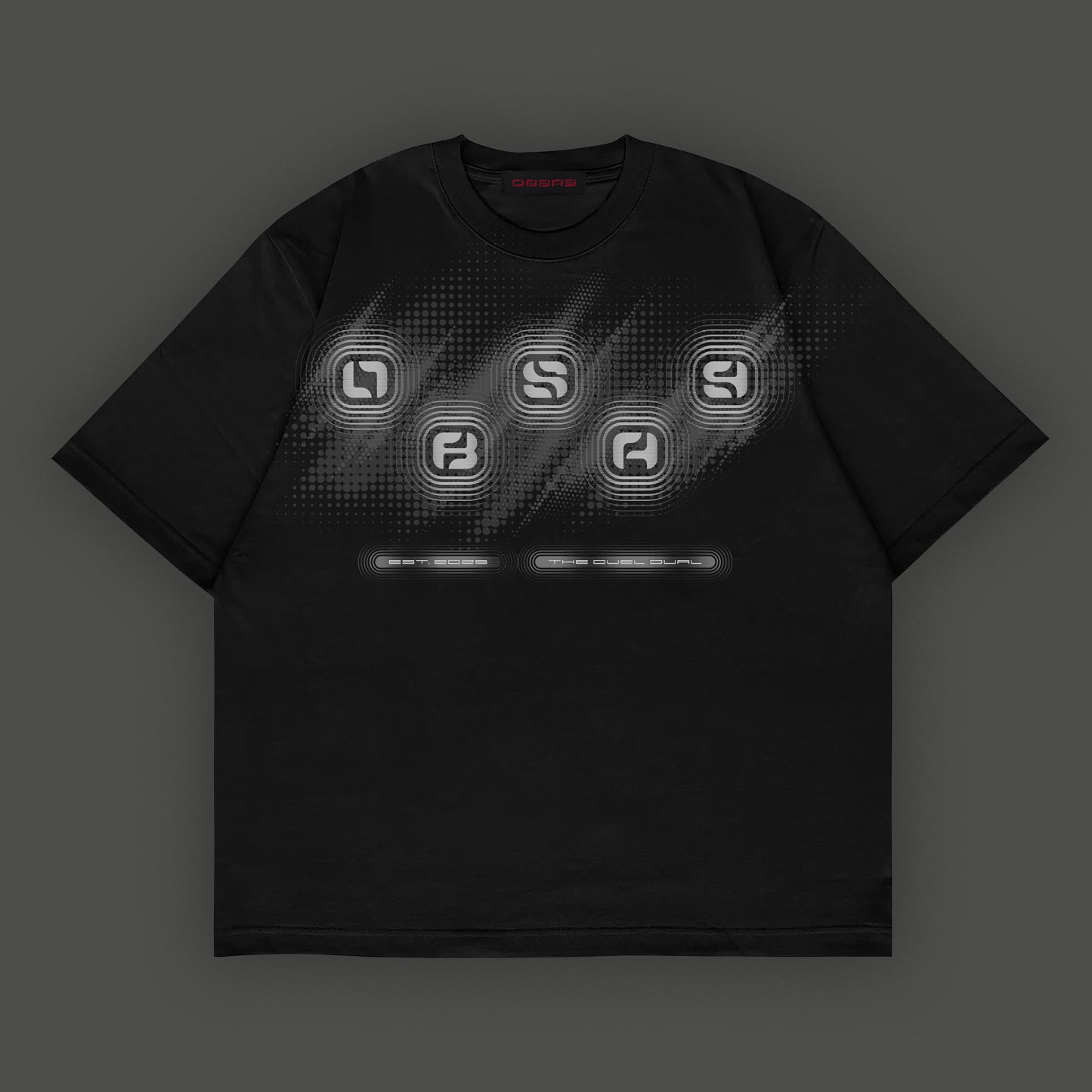 Camiseta negra con diseño de cubos