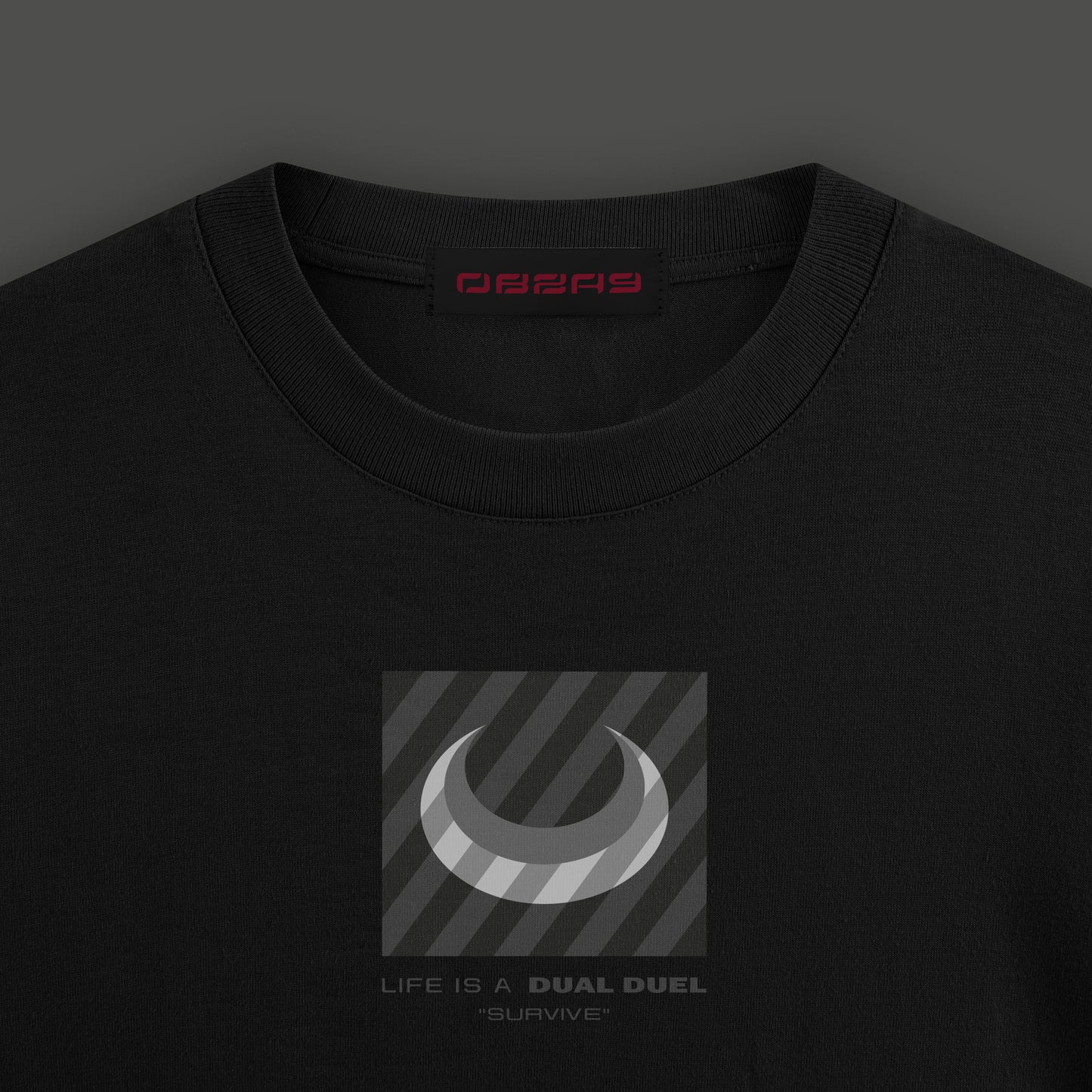 Camiseta negra con logo central y manga