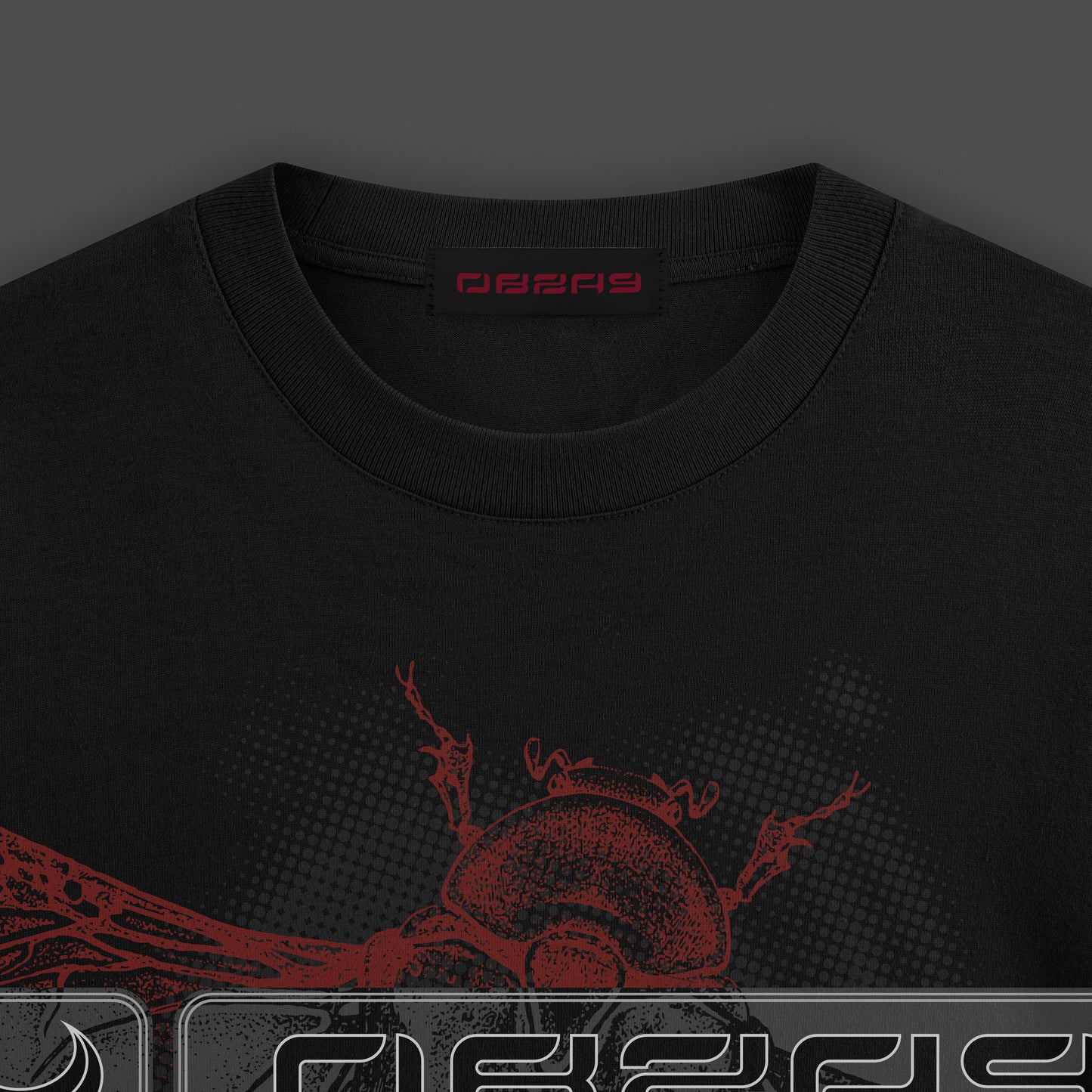 Camiseta negra con diseño de escarabajo rojo