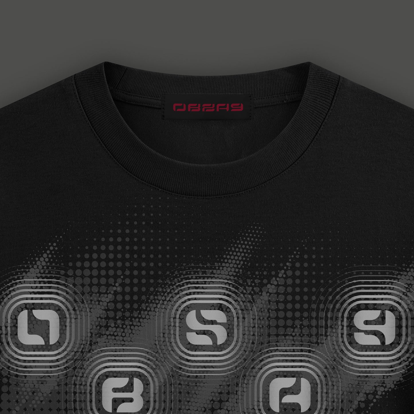 Camiseta negra con diseño de cubos