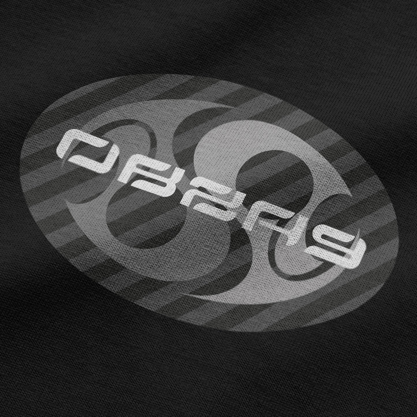 Camiseta negra con logo central y manga