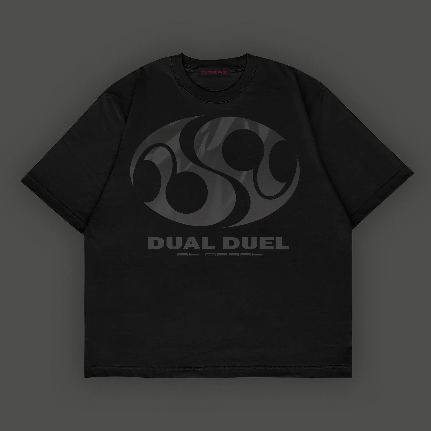 Camiseta negra con logo degradado