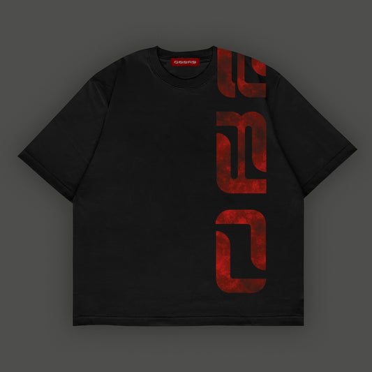 Camiseta negra con diseño lateral rojo
