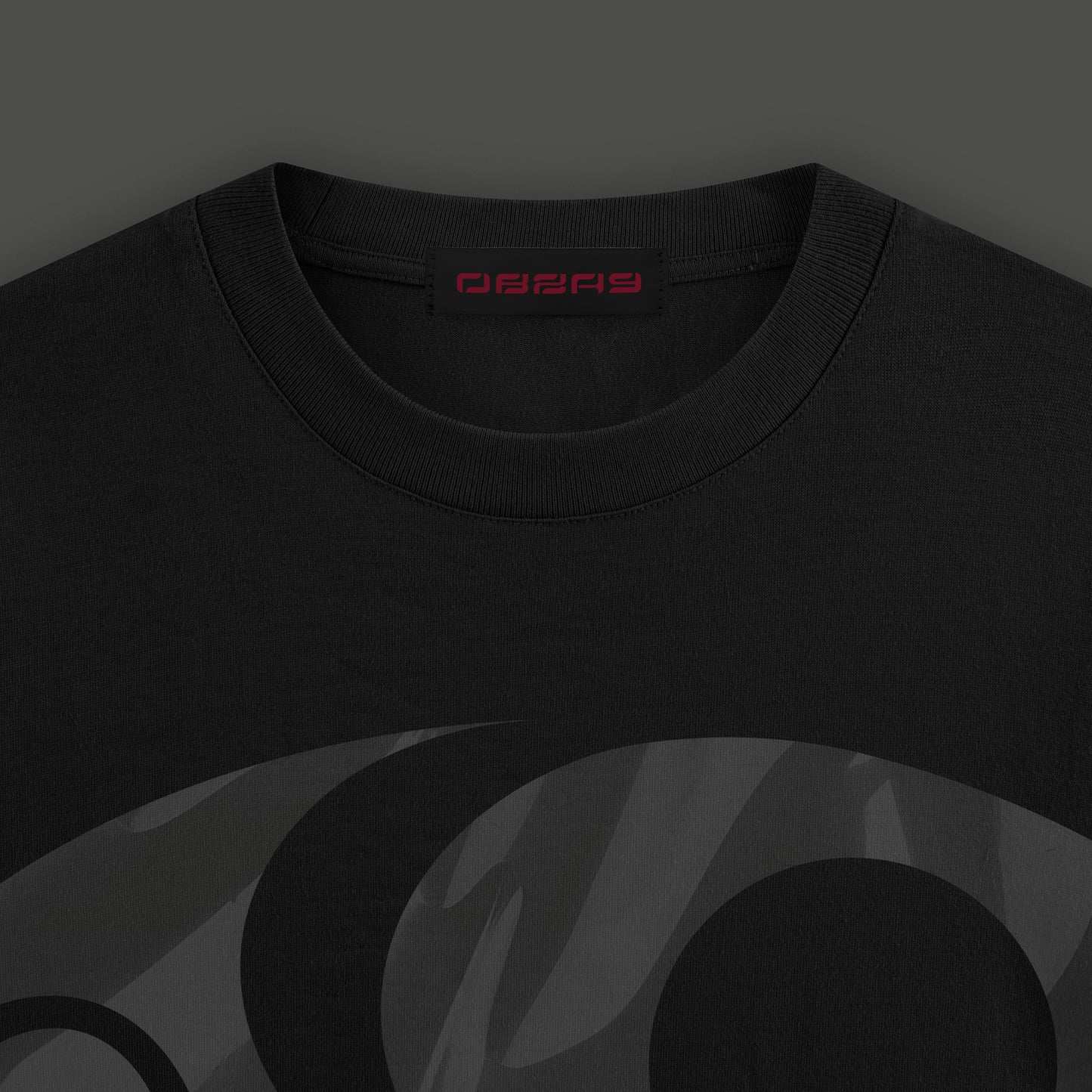 Camiseta negra con logo degradado
