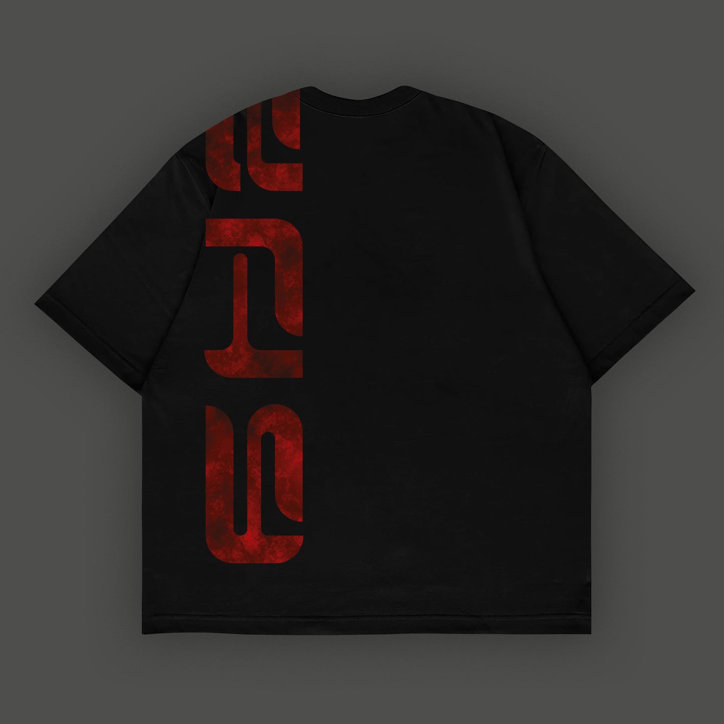 Camiseta negra con diseño lateral rojo