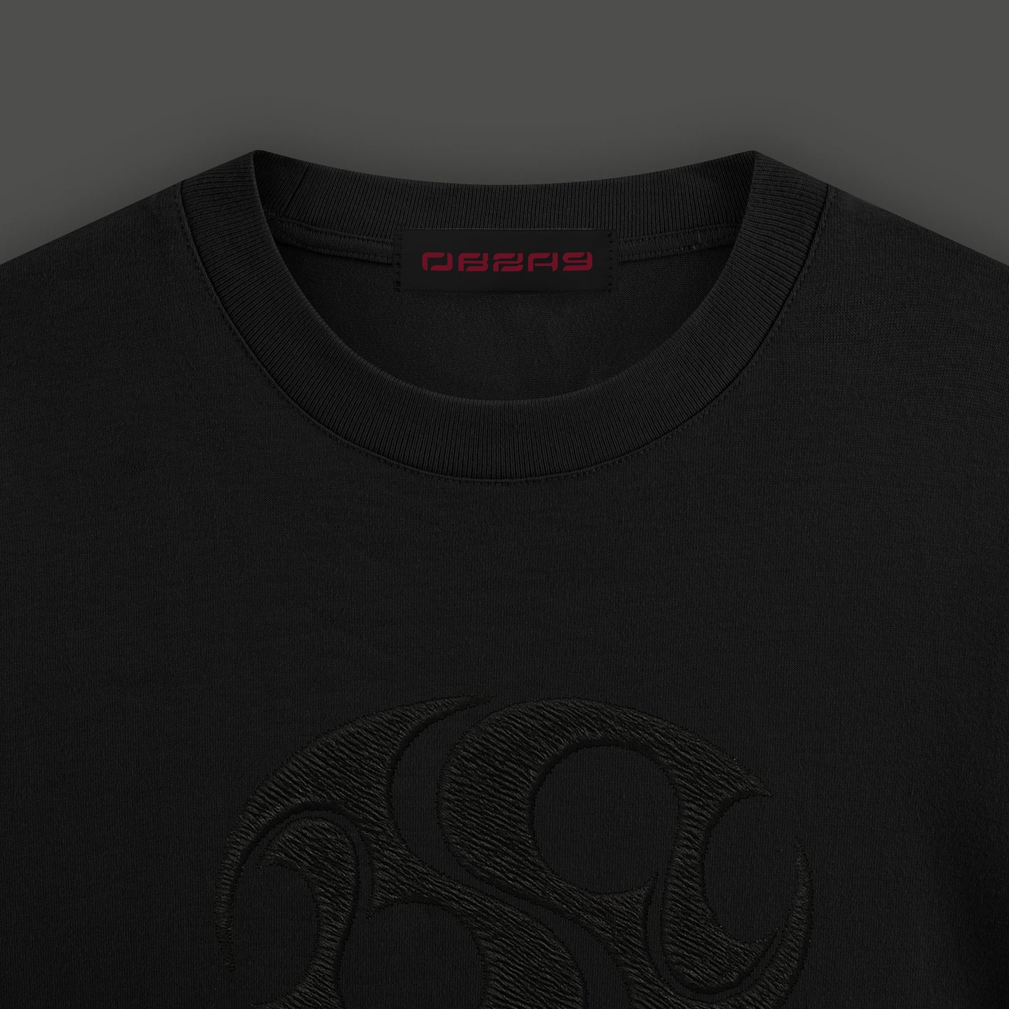 Camiseta negra con bordado logo obsay