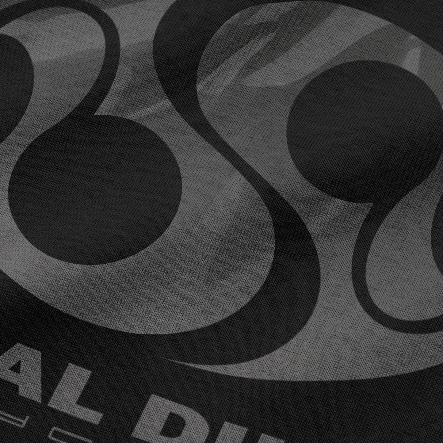 Camiseta negra con logo degradado