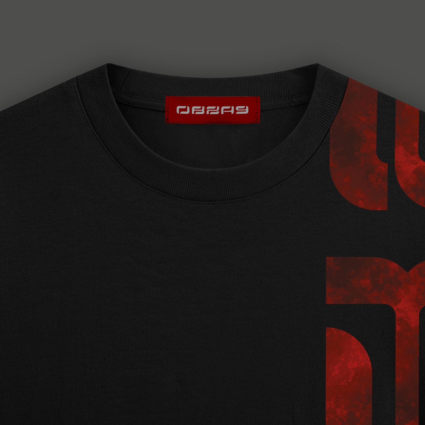 Camiseta negra con diseño lateral rojo