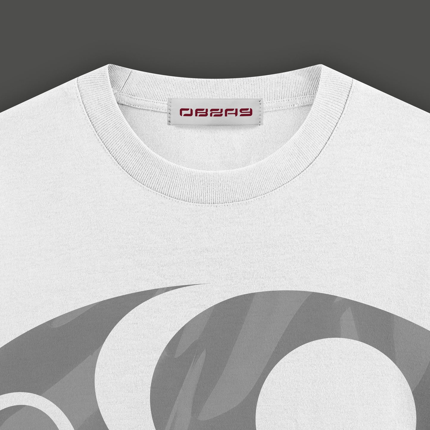 Camiseta blanca con logo degradado