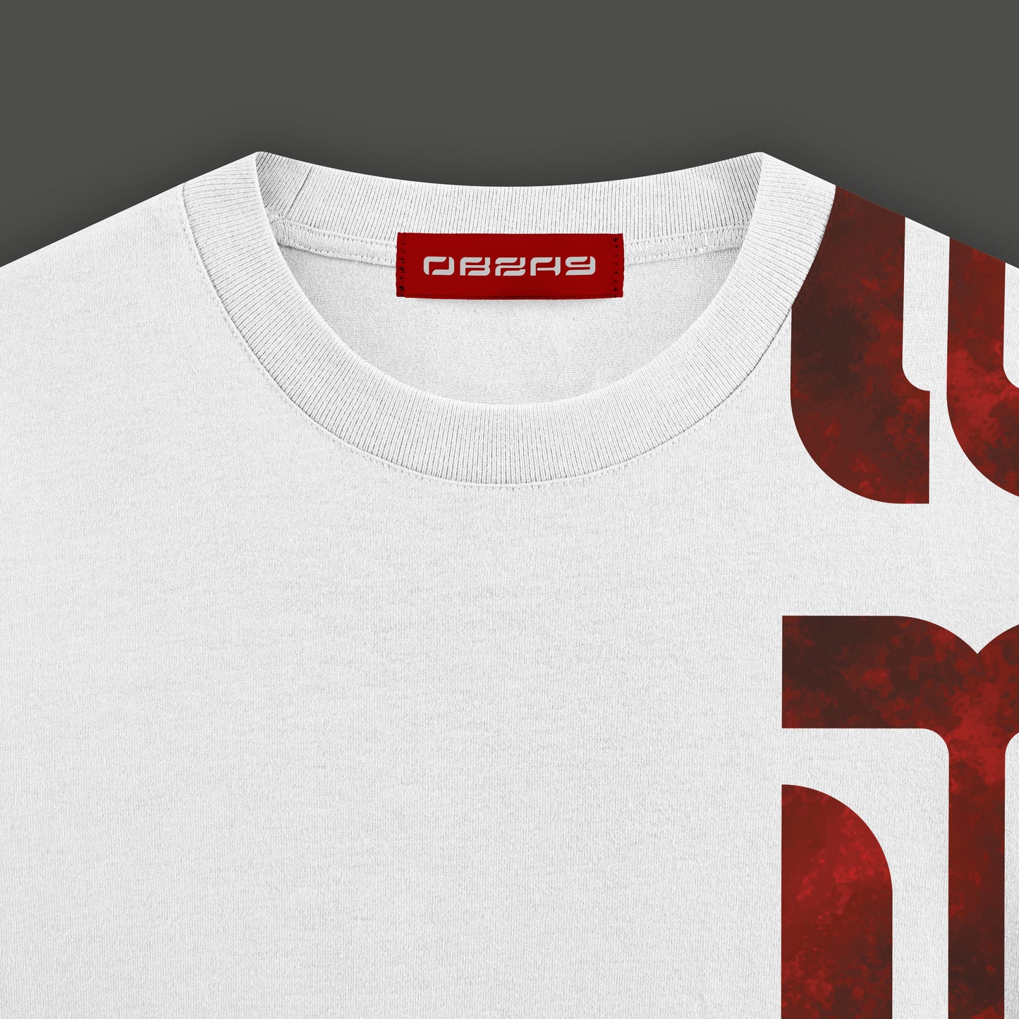 Camiseta blanca con diseño lateral rojo