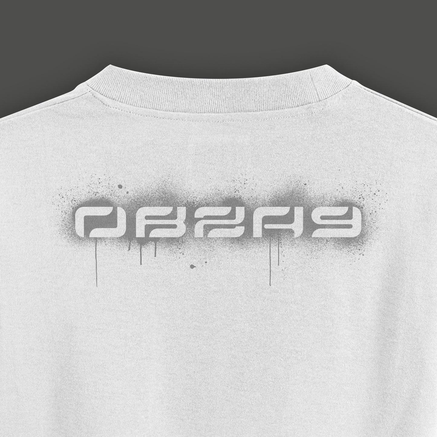 Camiseta blanca con graffiti y escorpión