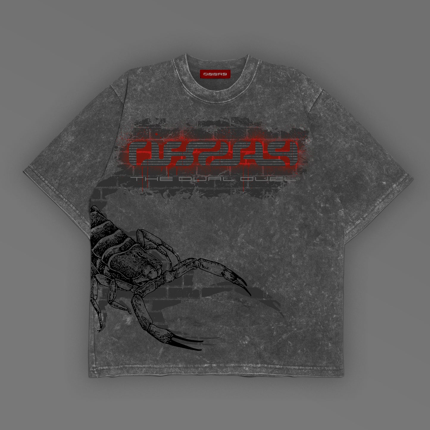 Camiseta gris con efecto deslavado y escorpión