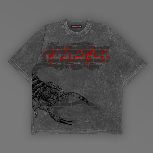 Camiseta gris con efecto deslavado y escorpión
