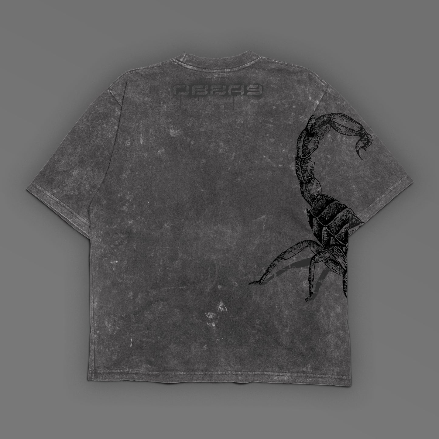 Camiseta gris con efecto deslavado y escorpión