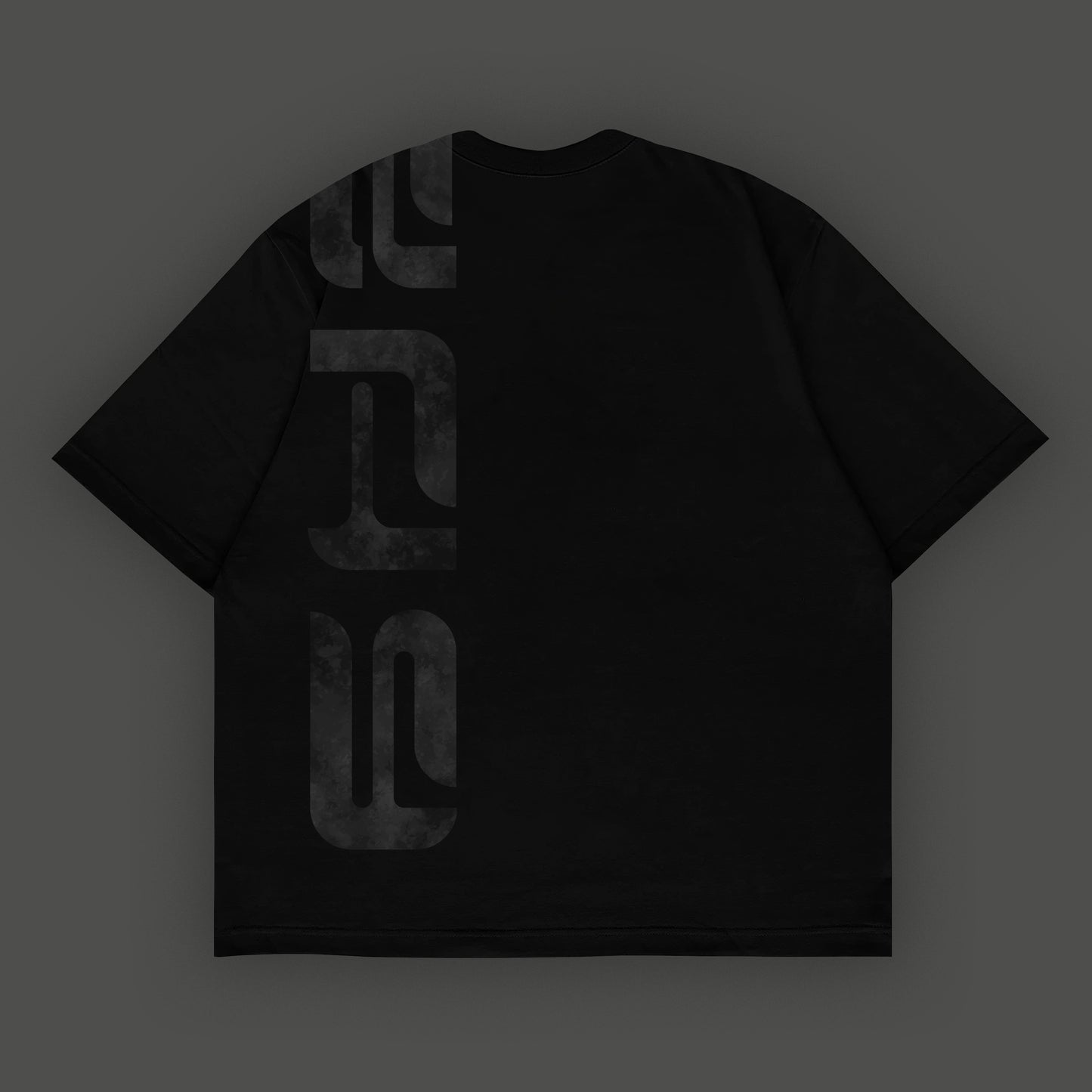 Camiseta negra con diseño lateral gris