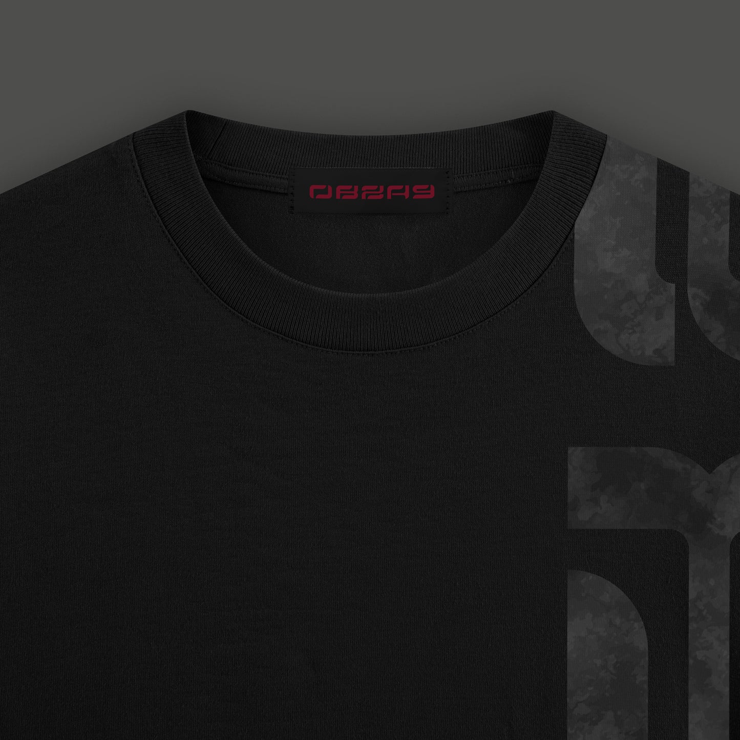 Camiseta negra con diseño lateral gris