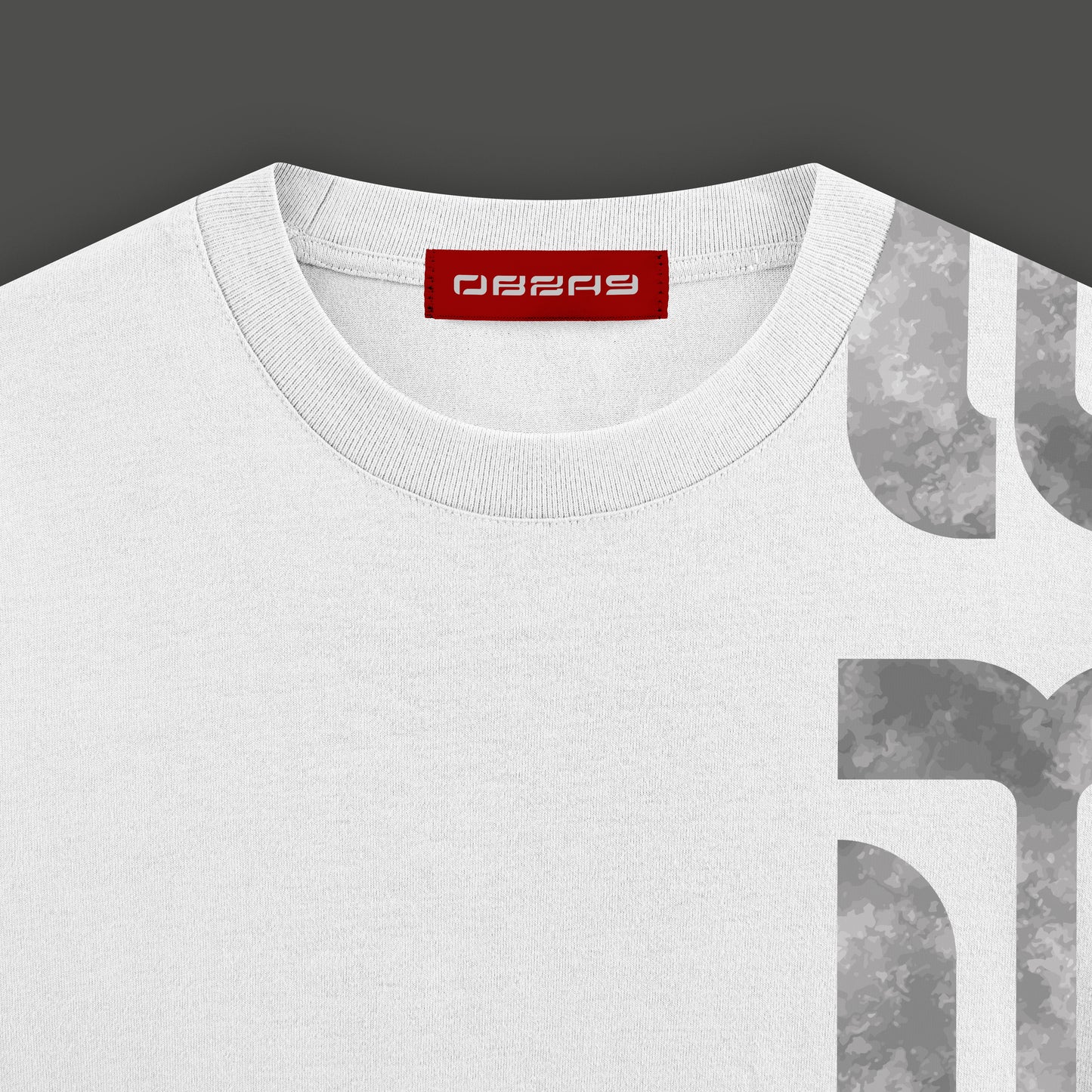 Camiseta blanca con diseño lateral gris